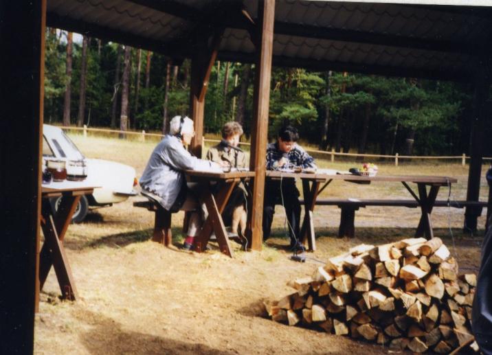 Na&#x20;harcerskim&#x20;polu&#x20;namiotowym&#x20;w&#x20;Zielonce&#x20;powstał&#x20;odcinek&#x20;&#x22;Ekoradia&#x22;&#x20;pod&#x20;kierunkiem&#x20;red&#x2e;&#x20;Andrzeja&#x20;Zalewskiego&#x28;1995&#x20;r&#x2e;&#x29;